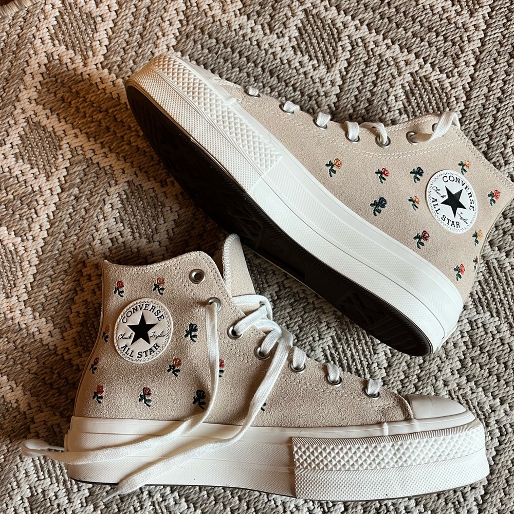 Women’s Ivory Taupe Beige Converse Embroidered floral Suede Chuck Taylor 9 1/2